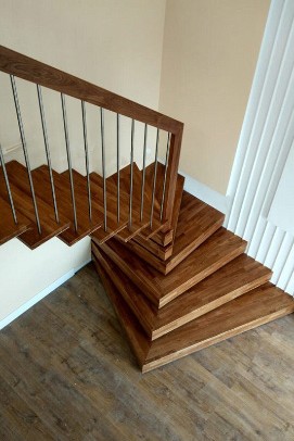Современная лестница на деревянном монокосоуре