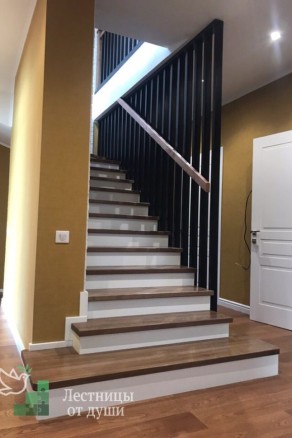 Современная лестница из ясеня с черными стойками в потолок