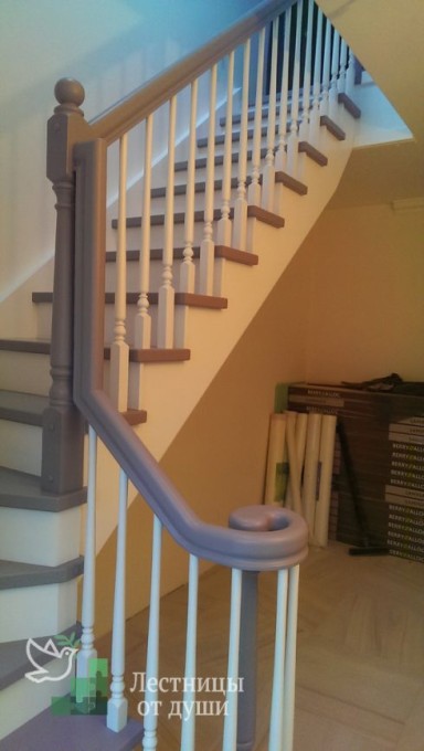 Двухцветная лестница в частном доме