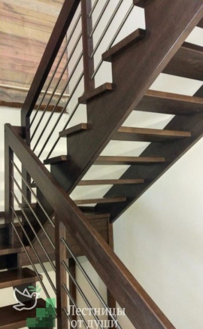 Разворотная деревянная лестница в доме
