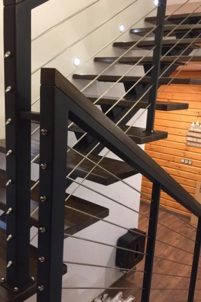 Современная лестница на металлическом монокосоуре