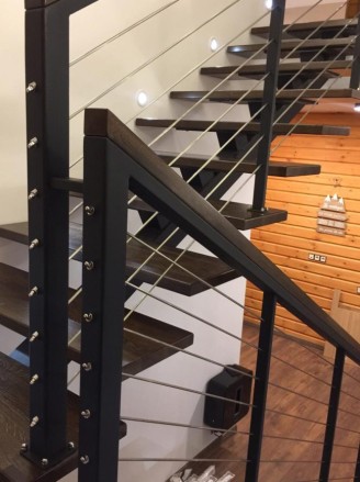 Современная лестница на металлическом монокосоуре
