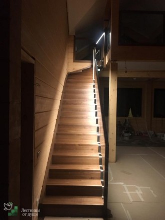 Лестница со стеклом в частном доме
