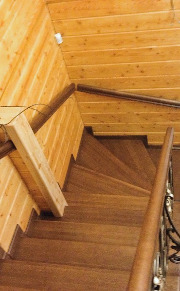 Поворотная лестница с кованным ограждением