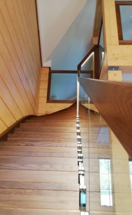 Деревянная лестница со стеклом