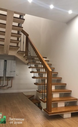 Разворотная лестница с двумя площадками на монокосоуре