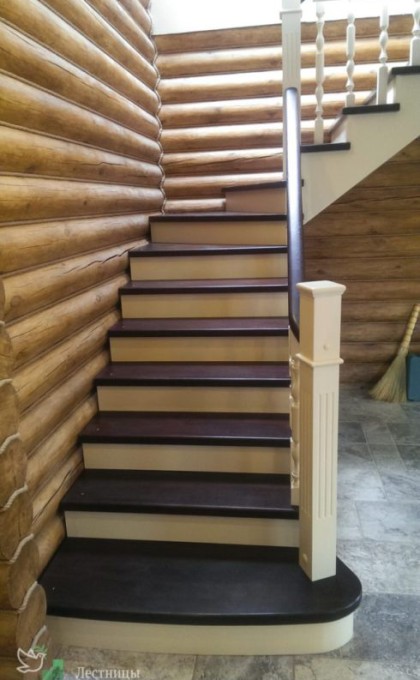 Поворотная лестница в деревянный дом