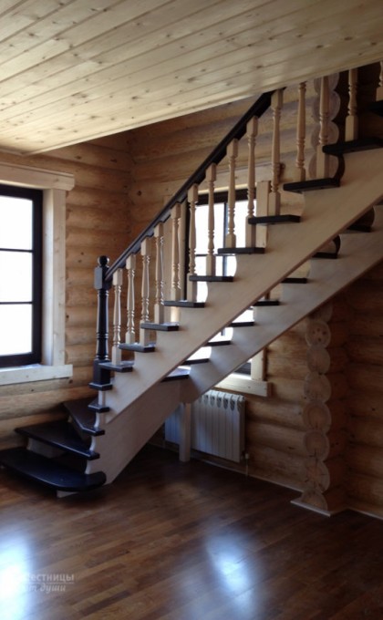 Поворотная лестница в деревянный дом