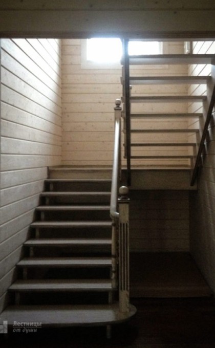 Лестница с пригласительной ступенью на второй этаж