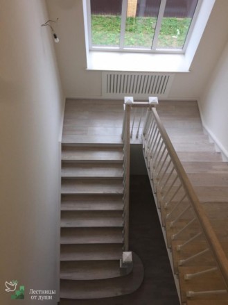 Современная лестница с площадкой на второй этаж