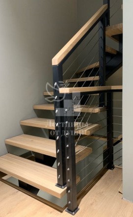 Лестница на металлическом каркасе с деревянными ступенями