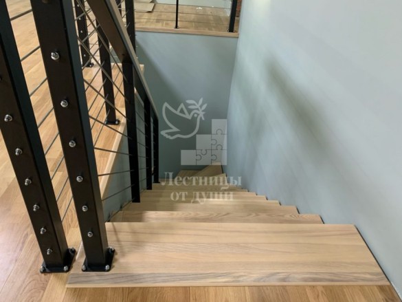 Лестница на металлокаркасе с деревянными ступенями