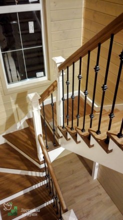 Кованные перилла у двухцветной лестницы