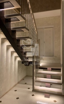 Лестница на металлокаркасе с деревянными ступенями
