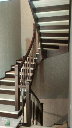 Поворотная лестница с изогнутым поручнем