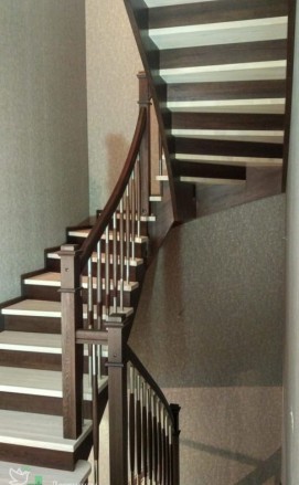 Поворотная лестница с изогнутым поручнем