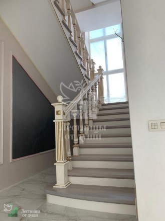 Белая лестница из ясеня в классическом стиле в частном доме