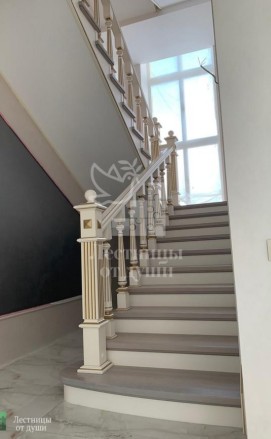 Белая лестница из ясеня в классическом стиле в частном доме