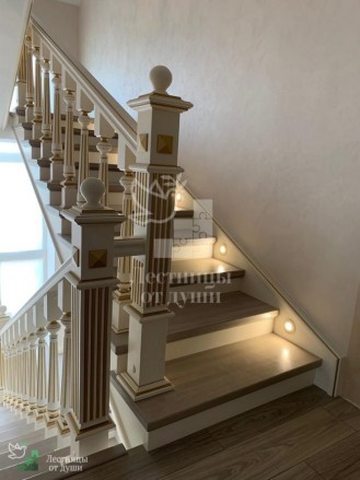 Белая лестница из ясеня в классическом стиле