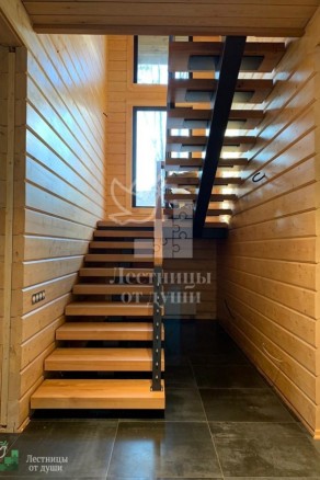Лестница на металлическом монокосоуре в деревянном доме