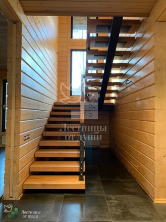 Лестница на металлическом монокосоуре в деревянном доме