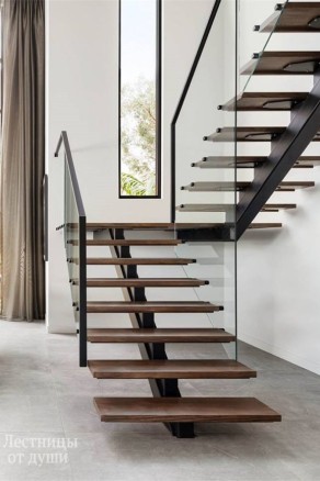 Лестница с деревянными ступенями по металлическим косоурам со стеклом в ограждении