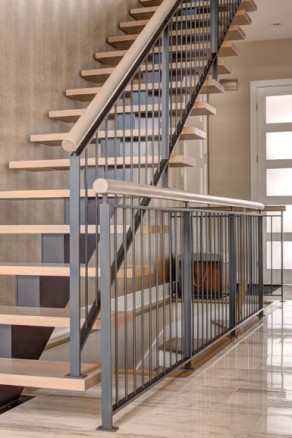 Лестница металлическая на одном косоуре с деревянными ступенями