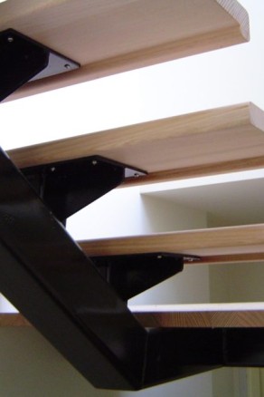 Металлический косоур для деревянной лестницы