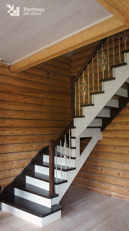 Оформление лестницы в деревянном доме