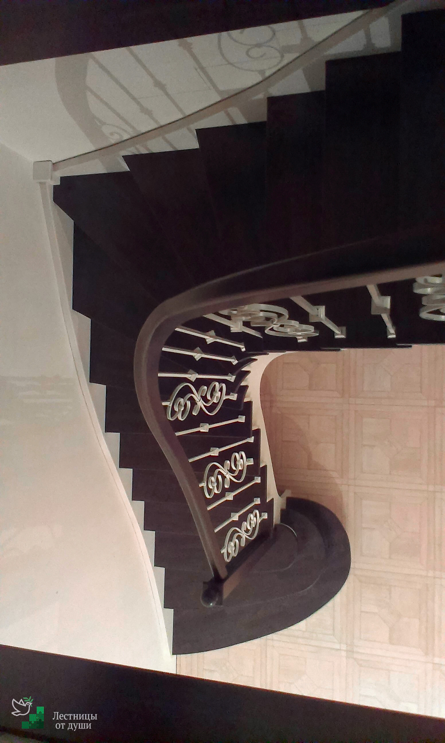 Поворотная лестница с плавноизогнутым поручнем и косоуром
