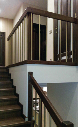 Деревянная лестница в доме с перилами из нержавейки