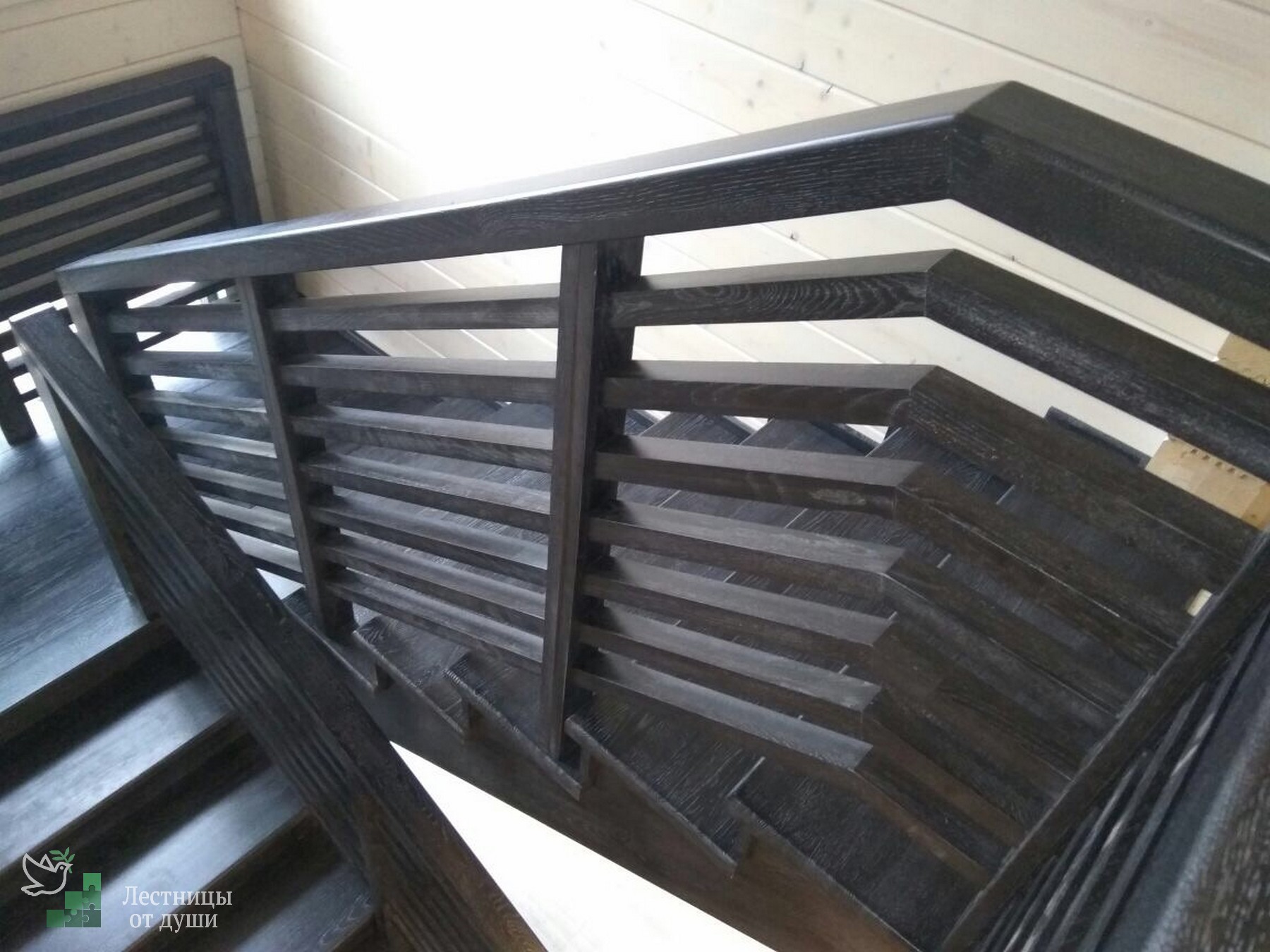 Черная лестница с серебристой патиной в современном стиле