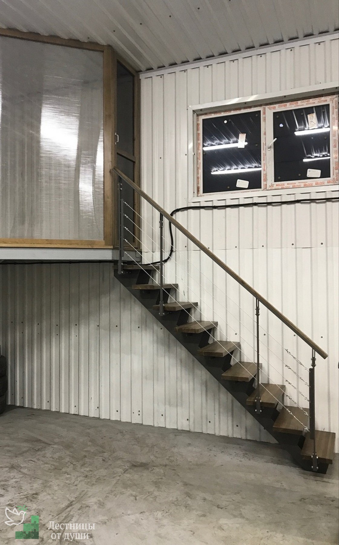 Лестница на металлокаркасе в стиле лофт
