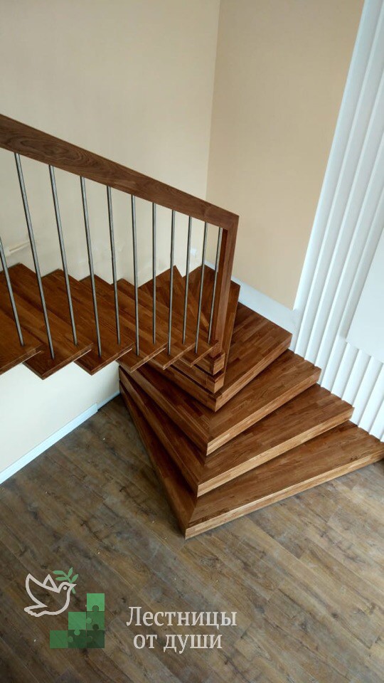 Современная лестница на деревянном монокосоуре