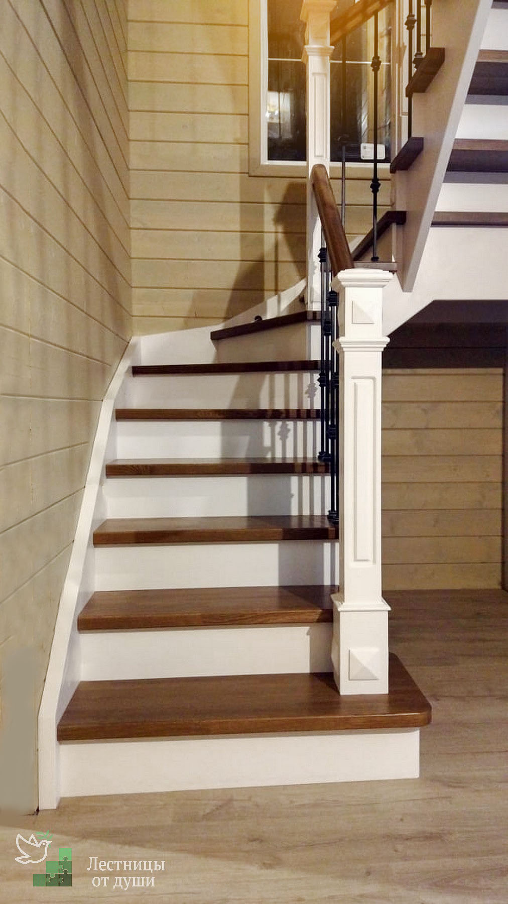 Белая П-образная лестница на второй этаж